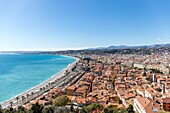 Frankreich, Alpes Maritimes, Nizza, von der UNESCO zum Weltkulturerbe erklärt, die Baie des Anges, die Promenade des Anglais und das Viertel des alten Nizza vom Colline du Château
