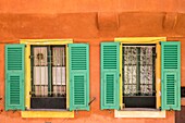 Frankreich, Alpes Maritimes, Nizza, von der UNESCO zum Weltkulturerbe erklärt, Fenster und Fensterläden eines Hauses im Viertel Vieux Nice