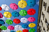 Frankreich, Maine et Loire, Loire-Tal, das von der UNESCO zum Weltkulturerbe erklärt wurde, Saumur an der Loire, Regenschirme