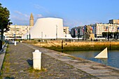 Frankreich, Seine Maritime, Le Havre, von Auguste Perret wiederaufgebaute Stadt, von der UNESCO zum Weltkulturerbe erklärt, das Bassin du Commerce, der Vulkan des Architekten Oscar Niemeyer und der Laternenturm der Kirche Saint Joseph