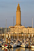 Frankreich, Seine Maritime, Le Havre, von Auguste Perret wiederaufgebaute Stadt, von der UNESCO zum Weltkulturerbe erklärt, Anse de Joinville, Jachthafen mit dem Glockenturm der Kirche Saint-Joseph am Fuße