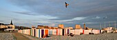 Frankreich, Seine Maritime, Le Havre, von Auguste Perret wiederaufgebaute Stadt, von der UNESCO zum Weltkulturerbe erklärt, Kieselstrand und seine Hütten, im Hintergrund der Glockenturm der Kirche Saint Joseph