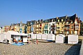 Frankreich, Somme, Mers-les-Bains, Badeort am Ärmelkanal, der Strand mit seinen 300 Strandhütten, im Hintergrund die Kreidefelsen