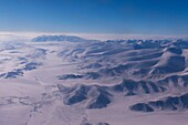 Mongolei, Westmongolei, Altaigebirge, Tal mit Schnee und Felsen (Luftaufnahme)