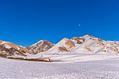 Mongolei, Westmongolei, Altaigebirge, Tal mit Schnee und Felsen, Schafstall, Jurte im Schnee, Ziegen- und Schafzucht