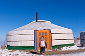 Mongolei, Westmongolei, Altaigebirge, Jurte im Schnee mit einem Kind