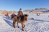 Mongolei, Westmongolei, Provinz Khvod, Dorf Mankhan, Mongolen auf Pferden