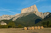 Frankreich, Isere, Massif du Vercors, Trieves, Weizenstrohballen zum Dorf Chichilianne und Mont Aiguille