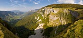 Frankreich, Drome, Regionaler Naturpark Vercors, Vassieux en Vercors, Panoramablick auf den Aussichtspunkt D 199 im Tal von Bouvante und die Felsen von Pionnier