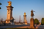 Frankreich, Paris, von der UNESCO zum Weltkulturerbe erklärtes Gebiet, die Brücke Alexandre III und der Eiffelturm