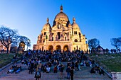 Frankreich, Paris, Montmartre-Hügel, Sacre-Coeur-Basilika bei Einbruch der Dunkelheit