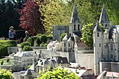 Frankreich, Indre et Loire, Loire-Tal als Weltkulturerbe der UNESCO, Amboise, Mini-Chateau Park, Besucher vor dem Modell der Abtei und der Stadt Loches
