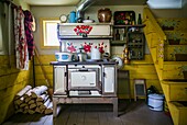 Kanada, Neuschottland, Digby, Maud Lewis House Replica gebaut von Murray Ross, perfekte Nachbildung des Hauses der Malerin Maude Lewis, jetzt in der Art Gallery of Nova Scotia in Halifax ausgestellt, Innenansicht, ER-CAN-18-02