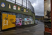 Vereinigtes Königreich, Nordirland, Belfast, Die Mauer, die das katholisch-republikanische Viertel in der Falls Road vom protestantisch-loyalistischen Viertel Shankill trennt
