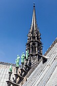 Frankreich, Paris, UNESCO-Welterbe, Kathedrale Notre-Dame auf der Stadtinsel, Blick auf die Turmspitze und die Apostelstatuen von der Basis des Daches