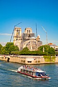 France, Paris, area listed as World heritage by UNESCO, Ile de la Cite, Notre Dame Cathedral and a fly boat