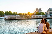 Frankreich, Paris, UNESCO-Welterbe, Insel Saint Louis, Orleans Pier bei Sonnenuntergang