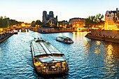 Frankreich, Paris, Weltkulturerbe der UNESCO, Dinner Cruise Boot vor Notre Dame