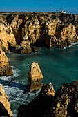 Portugal, Algarve, Lagos, Klippen und Bögen der Ponta de Piedade, Leuchtturm