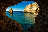 Portugal, Algarve, Carvoeiro, Höhle und Monolith