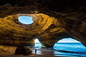 Portugal, Algarve, Benagil, Meereshöhle in Form einer Muschel