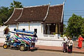 Laos, Luang Prabang province, Luang Prabang, Vat Syrimoungkoun Xaiyaram, tuk tuk