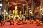Laos, Luang Prabang, Vat Mai Suwannaphumaham, Gebet der Mönche