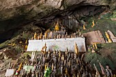 Laos, Provinz Luang Prabang, Mekong-Fluss, Pak Ou-Höhle, Reihen von Buddha-Statuen