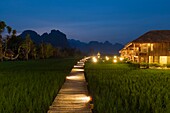 Lao, Provinz Vientiane, Vang Vieng, Reisfeld, Karstgebirge im Hintergrund
