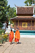 Laos, Luang Prabang, Vat Xieng Thong, monks