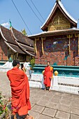Laos, Luang Prabang, Vat Xieng Thong, monks