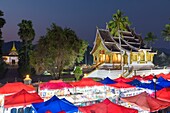 Laos, Provinz Luang Prabang, Luang Prabang, Haw Pha Bang im Königspalast und die Zelte des Nachtmarktes