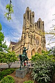 Frankreich, Marne, Reims, Kathedrale Notre Dame, von der UNESCO zum Weltkulturerbe erklärt, Reiterstatue der Jeanne d'Arc auf dem Kathedralenplatz und Westfassade