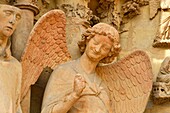 Frankreich, Marne, Reims, Kathedrale Notre Dame, von der UNESCO zum Weltkulturerbe erklärt, Portal, Detail einer Skulptur, die den Engel mit dem Lächeln darstellt, an der Westfassade