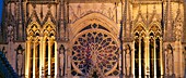 Frankreich, Marne, Reims, Kathedrale Notre Dame, von der UNESCO zum Weltkulturerbe erklärt, Westfassade, Rosette und Krönung der Jungfrau am Giebel