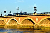 Frankreich, Gironde, Bordeaux, von der UNESCO zum Weltkulturerbe erklärt, Pont de Pierre über die Garonne, 1822 eingeweihte Ziegel- und Steinbogenbrücke