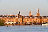 Frankreich, Gironde, Bordeaux, von der UNESCO zum Weltkulturerbe erklärtes Gebiet, Richelieu-Kai, gotische Porte Cailhau oder Porte du Palais aus dem 15. Jahrhundert, Pey-Berland-Turm und Kathedrale Saint Andre