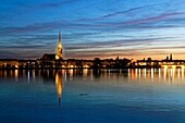 Frankreich, Gironde, Bordeaux, von der UNESCO als Weltkulturerbe eingestuftes Gebiet, die Ufer der Garonne und die zwischen dem 14. und 16. Jahrhundert im gotischen Stil erbaute Basilika Saint Michel mit ihrem 114 m hohen Turm