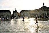 Frankreich, Gironde, Bordeaux, von der UNESCO zum Weltkulturerbe erklärtes Gebiet, Stadtteil Saint Pierre, Place de la Bourse, das Spiegelbecken aus dem Jahr 2006 und der Hydrant von Jean-Max Llorca