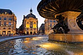 Frankreich, Gironde, Bordeaux, von der UNESCO zum Weltkulturerbe erklärtes Gebiet, Stadtteil Saint Pierre, Place de la Bourse, das Spiegelbecken aus dem Jahr 2006 und der Hydrant von Jean-Max Llorca
