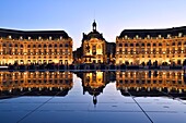 Frankreich, Gironde, Bordeaux, von der UNESCO zum Weltkulturerbe erklärtes Gebiet, Stadtteil Saint Pierre, Place de la Bourse, das Spiegelbecken aus dem Jahr 2006 und der Hydrant von Jean-Max Llorca