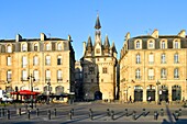 Frankreich, Gironde, Bordeaux, von der UNESCO zum Weltkulturerbe erklärter Stadtteil Saint-Pierre, Richelieu-Pier und Cailhau-Tor