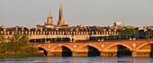 Frankreich, Gironde, Bordeaux, UNESCO-Welterbe, Pont de Pierre an der Garonne, Pey-Berland-Turm und Kathedrale Saint Andre