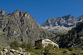 Frankreich, Hautes Alpes, Oisans-Massiv, Nationalpark, Valgaudemar, Gioberney-Hütte in ihrem Zirkus und der Berg Gioberney (3351m)