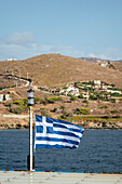 Flagge von Griechenland auf Fähre, Insel Kea, Kykladen, Griechische Inseln, Griechenland, Europa