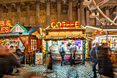 Ansicht eines Kaffeestandes auf dem Weihnachtsmarkt und der St. Georges Hall, Liverpool City Centre, Liverpool, Merseyside, England, Vereinigtes Königreich, Europa