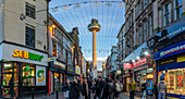 Blick auf Geschäfte und den Aussichtsturm St. Johns Beacon, Liverpool City Centre, Liverpool, Merseyside, England, Vereinigtes Königreich, Europa