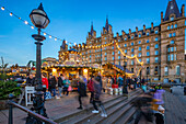Blick auf den Weihnachtsmarkt in der St. Georges Hall, Liverpool City Centre, Liverpool, Merseyside, England, Vereinigtes Königreich, Europa