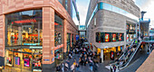 Blick auf Geschäfte und Weihnachtseinkäufer, Liverpool City Centre, Liverpool, Merseyside, England, Vereinigtes Königreich, Europa