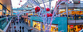 Blick auf Läden und Weihnachtsbeleuchtung, Liverpool City Centre, Liverpool, Merseyside, England, Vereinigtes Königreich, Europa